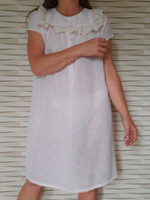 Charger l'image dans la galerie, Chemise de nuit vintage - Col dentelle. Taille L, 40, 42.