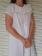 Charger l'image dans la galerie, Chemise de nuit vintage - Col dentelle. Taille L, 40, 42.