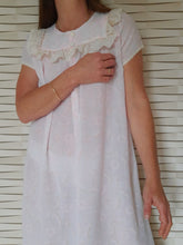 Charger l'image dans la galerie, Chemise de nuit vintage - Col dentelle. Taille L, 40, 42.