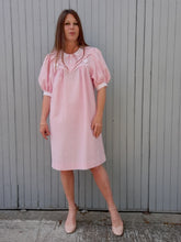 Charger l'image dans la galerie, Robe vintage Alwina - Tissu gaufré rayé rose et blanc. Taille M, 38, 40. Made in France