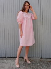 Charger l'image dans la galerie, Robe vintage Alwina - Tissu gaufré rayé rose et blanc. Taille M, 38, 40. Made in France