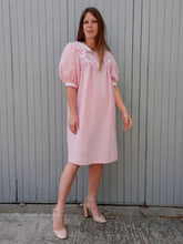Charger l'image dans la galerie, Robe vintage Alwina - Tissu gaufré rayé rose et blanc. Taille M, 38, 40. Made in France