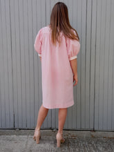 Charger l'image dans la galerie, Robe vintage Alwina - Tissu gaufré rayé rose et blanc. Taille M, 38, 40. Made in France