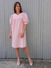 Charger l'image dans la galerie, Robe vintage Alwina - Tissu gaufré rayé rose et blanc. Taille M, 38, 40. Made in France