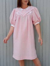 Charger l'image dans la galerie, Robe vintage Alwina - Tissu gaufré rayé rose et blanc. Taille M, 38, 40. Made in France