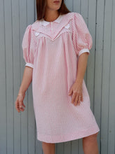 Charger l'image dans la galerie, Robe vintage Alwina - Tissu gaufré rayé rose et blanc. Taille M, 38, 40. Made in France