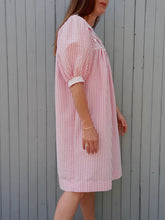 Charger l'image dans la galerie, Robe vintage Alwina - Tissu gaufré rayé rose et blanc. Taille M, 38, 40. Made in France