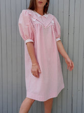 Charger l'image dans la galerie, Robe vintage Alwina - Tissu gaufré rayé rose et blanc. Taille M, 38, 40. Made in France