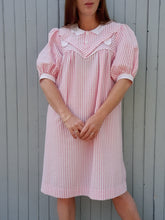 Charger l'image dans la galerie, Robe vintage Alwina - Tissu gaufré rayé rose et blanc. Taille M, 38, 40. Made in France