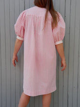 Charger l'image dans la galerie, Robe vintage Alwina - Tissu gaufré rayé rose et blanc. Taille M, 38, 40. Made in France