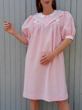 Charger l'image dans la galerie, Robe vintage Alwina - Tissu gaufré rayé rose et blanc. Taille M, 38, 40. Made in France