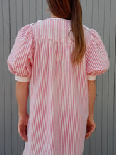 Charger l'image dans la galerie, Robe vintage Alwina - Tissu gaufré rayé rose et blanc. Taille M, 38, 40. Made in France