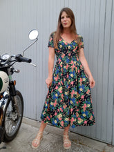 Charger l'image dans la galerie, Robe vintage Erika - Toute boutonnée. Fleurie bleue marine. Taille M, 38, 40. Made in France.