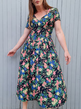 Charger l'image dans la galerie, Robe vintage Erika - Toute boutonnée. Fleurie bleue marine. Taille M, 38, 40. Made in France.