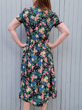 Charger l'image dans la galerie, Robe vintage Erika - Toute boutonnée. Fleurie bleue marine. Taille M, 38, 40. Made in France.