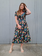Charger l'image dans la galerie, Robe vintage Erika - Toute boutonnée. Fleurie bleue marine. Taille M, 38, 40. Made in France.