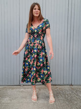 Charger l'image dans la galerie, Robe vintage Erika - Toute boutonnée. Fleurie bleue marine. Taille M, 38, 40. Made in France.