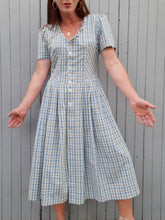 Charger l'image dans la galerie, Robe vintage Odette - Toute boutonnée. Coton à carreaux bleu, verts et blancs. Dos lacé. Taille M, 38, 40.