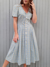 Charger l'image dans la galerie, Robe vintage Odette - Toute boutonnée. Coton à carreaux bleu, verts et blancs. Dos lacé. Taille M, 38, 40.