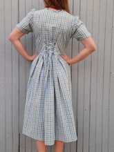 Charger l'image dans la galerie, Robe vintage Odette - Toute boutonnée. Coton à carreaux bleu, verts et blancs. Dos lacé. Taille M, 38, 40.