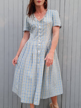 Charger l'image dans la galerie, Robe vintage Odette - Toute boutonnée. Coton à carreaux bleu, verts et blancs. Dos lacé. Taille M, 38, 40.
