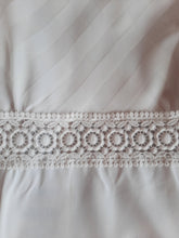 Charger l'image dans la galerie, Robe vintage Ellen - Blanche à damier ton sur ton. Taille M, 38, 40. Le Trianon