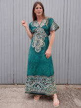 Charger l'image dans la galerie, Robe vintage Mira - Motifs ethniques verts et blancs. Taille M, 38, 40.