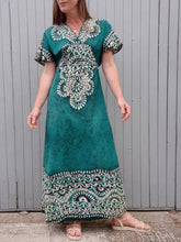 Charger l'image dans la galerie, Robe vintage Mira - Motifs ethniques verts et blancs. Taille M, 38, 40.