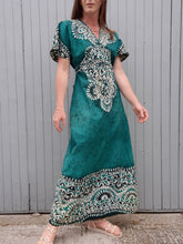 Charger l'image dans la galerie, Robe vintage Mira - Motifs ethniques verts et blancs. Taille M, 38, 40.