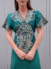 Charger l'image dans la galerie, Robe vintage Mira - Motifs ethniques verts et blancs. Taille M, 38, 40.