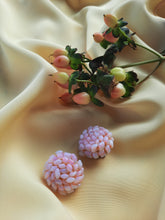 Charger l'image dans la galerie, Boucles d'oreille anciennes Lauriane - Perles roses irisées. A clips.