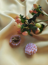 Charger l'image dans la galerie, Boucles d'oreille anciennes Lauriane - Perles roses irisées. A clips.