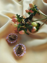 Charger l'image dans la galerie, Boucles d'oreille anciennes Lauriane - Perles roses irisées. A clips.