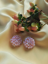 Charger l'image dans la galerie, Boucles d'oreille anciennes Lauriane - Perles roses irisées. A clips.