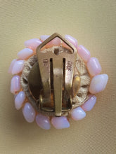 Charger l'image dans la galerie, Boucles d'oreille anciennes Lauriane - Perles roses irisées. A clips.