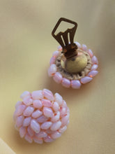 Charger l'image dans la galerie, Boucles d'oreille anciennes Lauriane - Perles roses irisées. A clips.