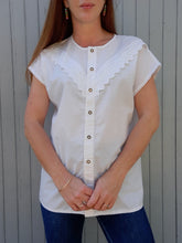 Charger l'image dans la galerie, Chemisette vintage Eugénie - Plastron en dentelle en V. Blanc. Taille XL, 42, 44.