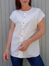 Charger l'image dans la galerie, Chemisette vintage Eugénie - Plastron en dentelle en V. Blanc. Taille XL, 42, 44.