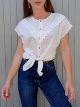 Charger l'image dans la galerie, Chemisette vintage Eugénie - Plastron en dentelle en V. Blanc. Taille XL, 42, 44.