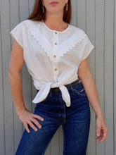 Charger l'image dans la galerie, Chemisette vintage Eugénie - Plastron en dentelle en V. Blanc. Taille XL, 42, 44.