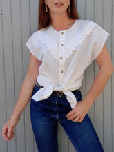 Charger l'image dans la galerie, Chemisette vintage Eugénie - Plastron en dentelle en V. Blanc. Taille XL, 42, 44.