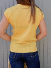 Charger l'image dans la galerie, Pull d'été vintage Marcelle - Maille géométrique jaune. Taille M, 38, 40. Made in France.