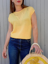 Charger l'image dans la galerie, Pull d'été vintage Marcelle - Maille géométrique jaune. Taille M, 38, 40. Made in France.