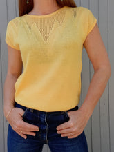 Charger l'image dans la galerie, Pull d'été vintage Marcelle - Maille géométrique jaune. Taille M, 38, 40. Made in France.