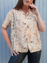 Charger l'image dans la galerie, Chemisette vintage Jenn - Imprimé Animalier. Taille L, 40, 42. Marron, beige et noir.