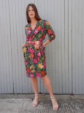 Charger l'image dans la galerie, Robe vintage Sabine - Cache cœur fleuri orange, fuchsia et vert. Taille M, 38 40
