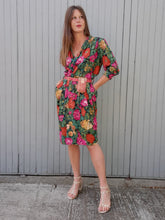 Charger l'image dans la galerie, Robe vintage Sabine - Cache cœur fleuri orange, fuchsia et vert. Taille M, 38 40