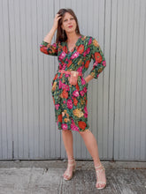 Charger l'image dans la galerie, Robe vintage Sabine - Cache cœur fleuri orange, fuchsia et vert. Taille M, 38 40
