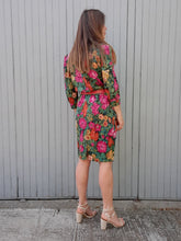 Charger l'image dans la galerie, Robe vintage Sabine - Cache cœur fleuri orange, fuchsia et vert. Taille M, 38 40