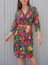Charger l'image dans la galerie, Robe vintage Sabine - Cache cœur fleuri orange, fuchsia et vert. Taille M, 38 40